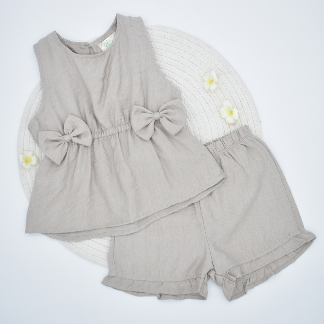 Conjunto con short y Blusa con Moñitos sin Mangas