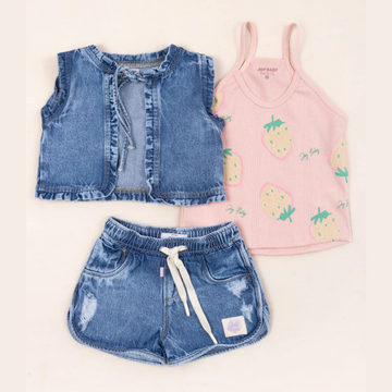 Conjunto de Shorts, Top y Chaleco de Mezclilla con Fresas