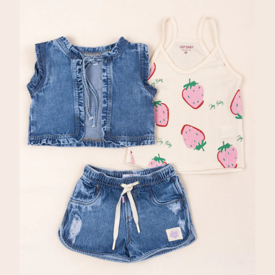 Conjunto de Shorts, Top y Chaleco de Mezclilla con Fresas