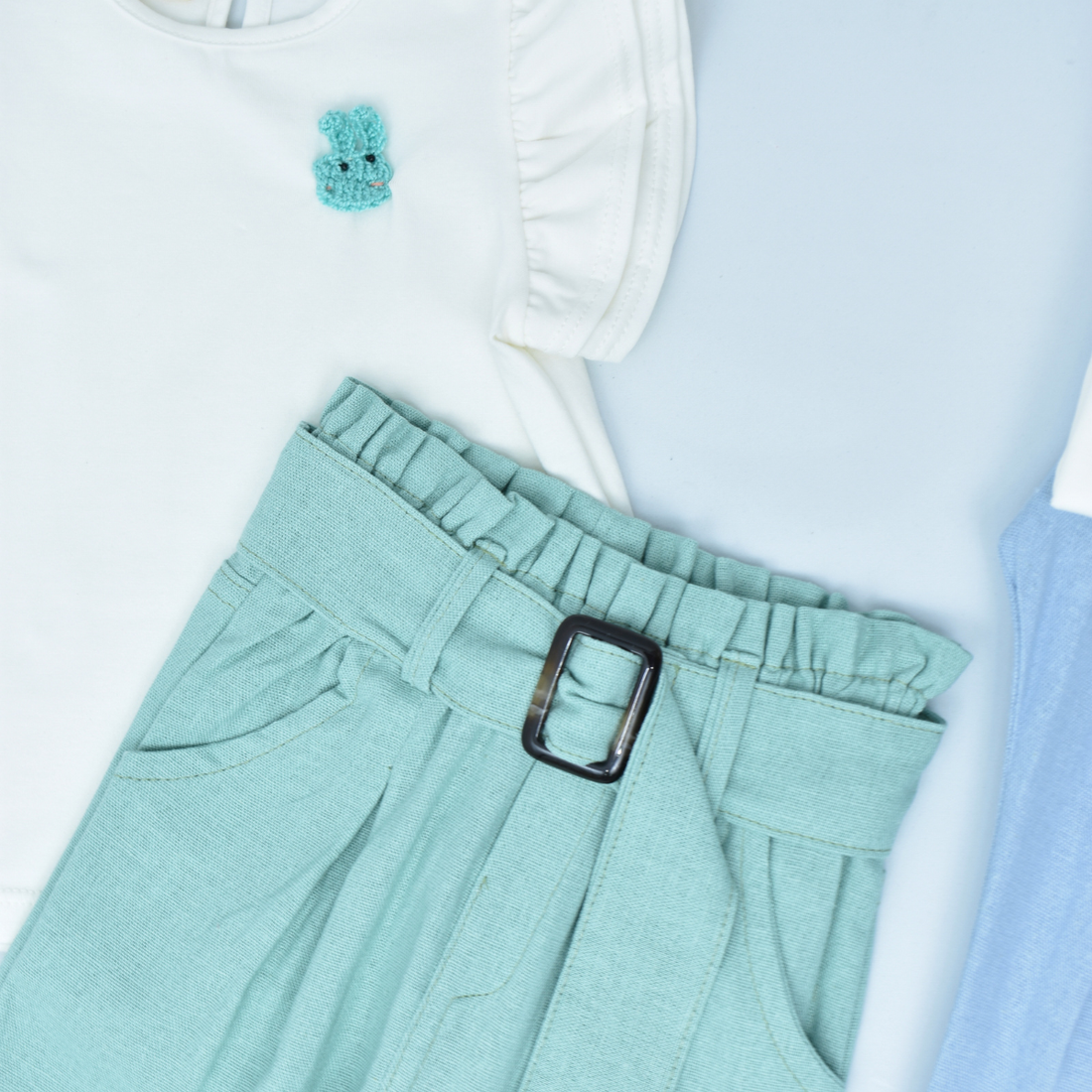 Conjunto de Pantalón y Blusa con Conejito Bordado