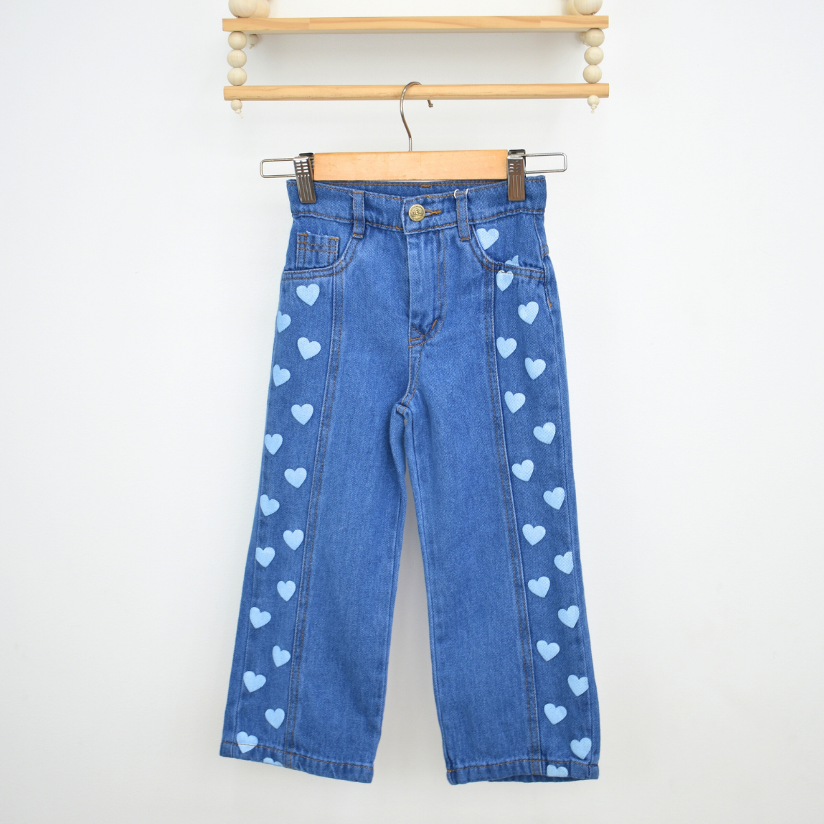 Jean en Denim Estampado de Corazones