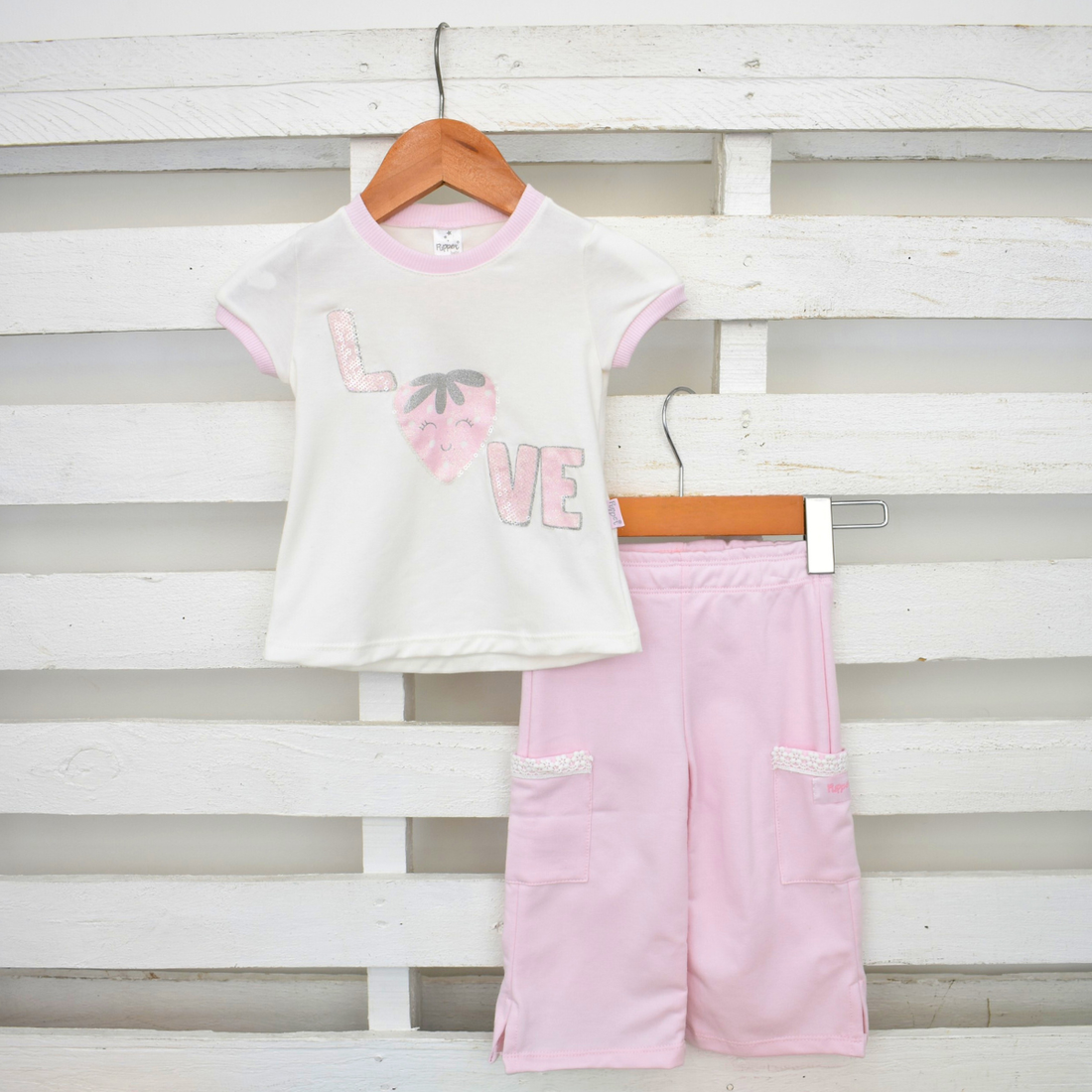 Conjunto Deportivo Blusa con una Fresa y Sudadera