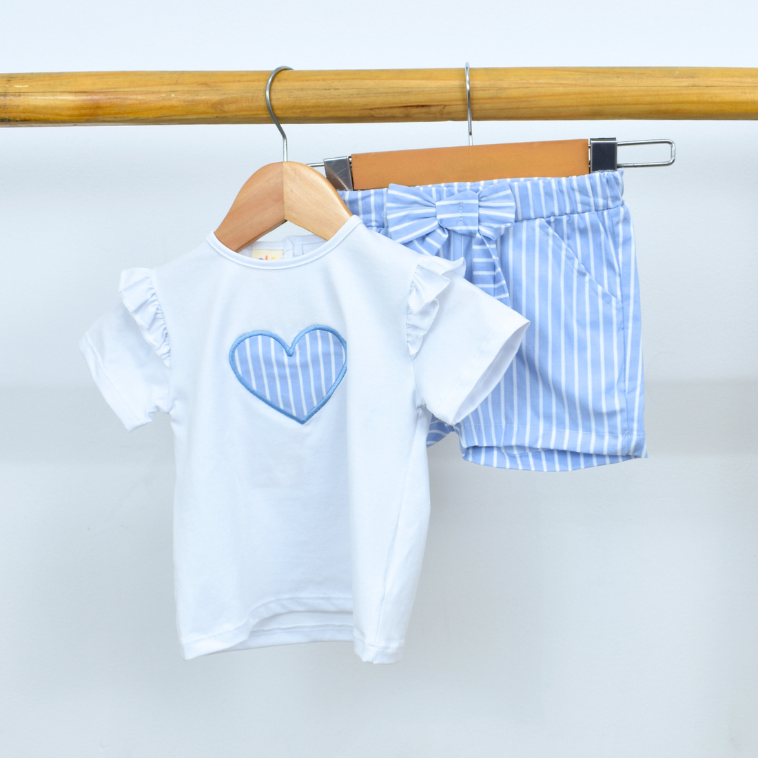 Conjunto con Short de Rayas y Blusa Corazón