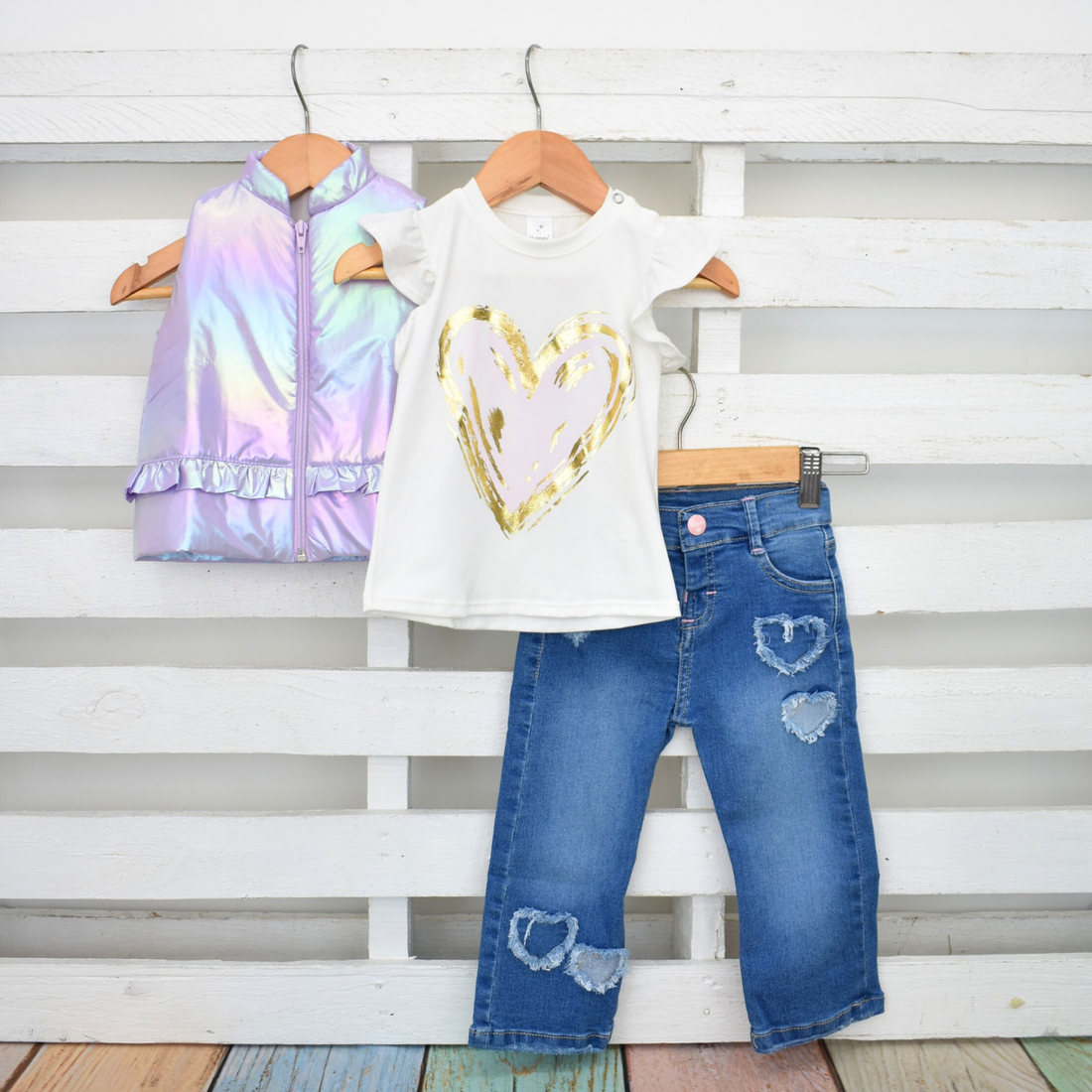 Conjunto de Blusa, Chaleco Acolchado y Jean con Corazones