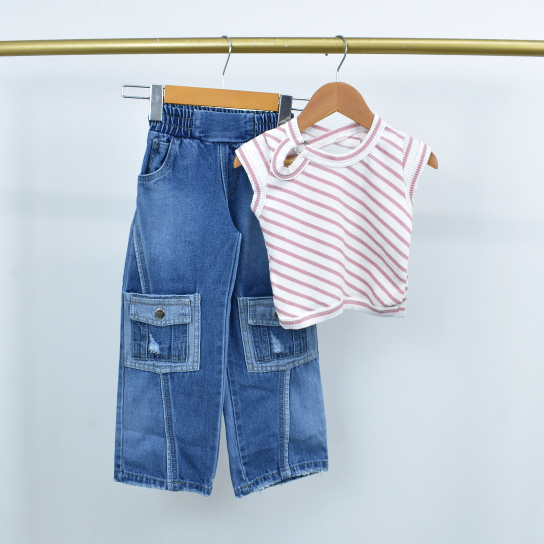 Conjunto en Denim Cargo y Blusa Rib