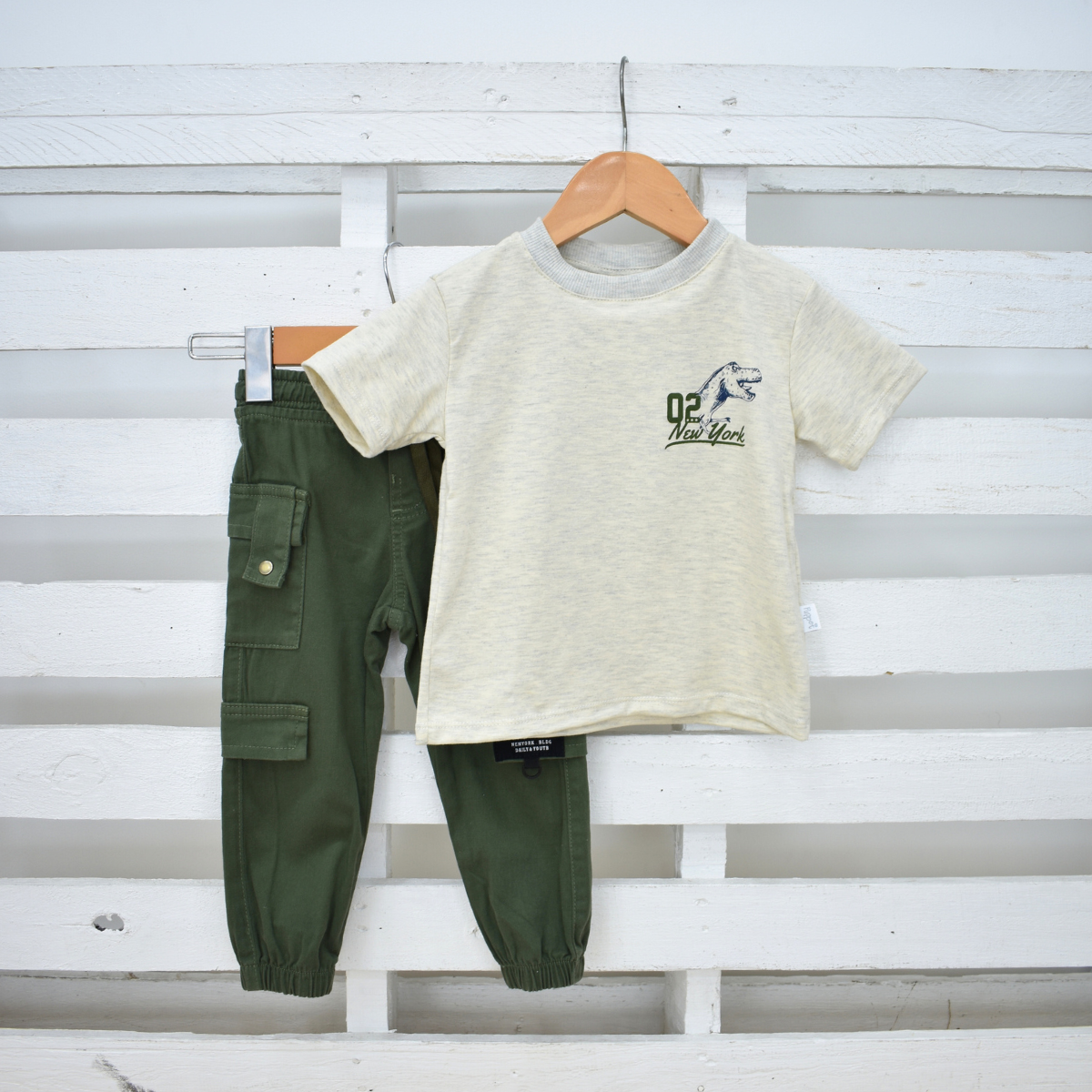 Conjunto Bebé con Jogger y Camiseta Dino