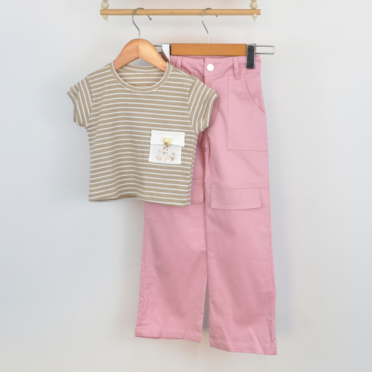 Conjunto con Pantalón Tipo Cargo, Blusa con Rayas y Aplique