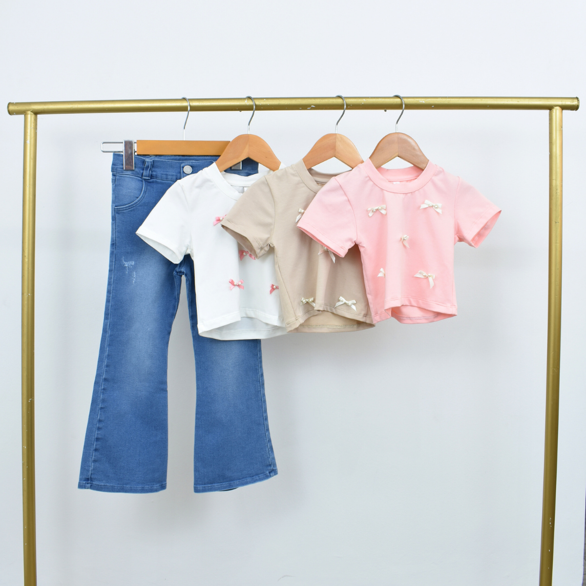 Conjunto de Jeans Acampanados y Blusas de Lazo