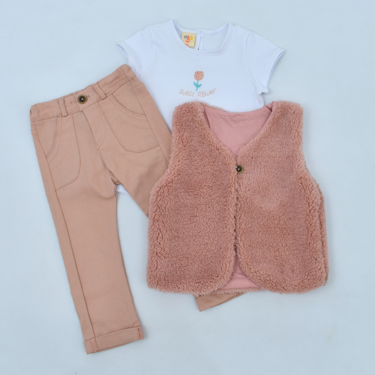 Conjunto de Blusa, Chaleco y Pantalón