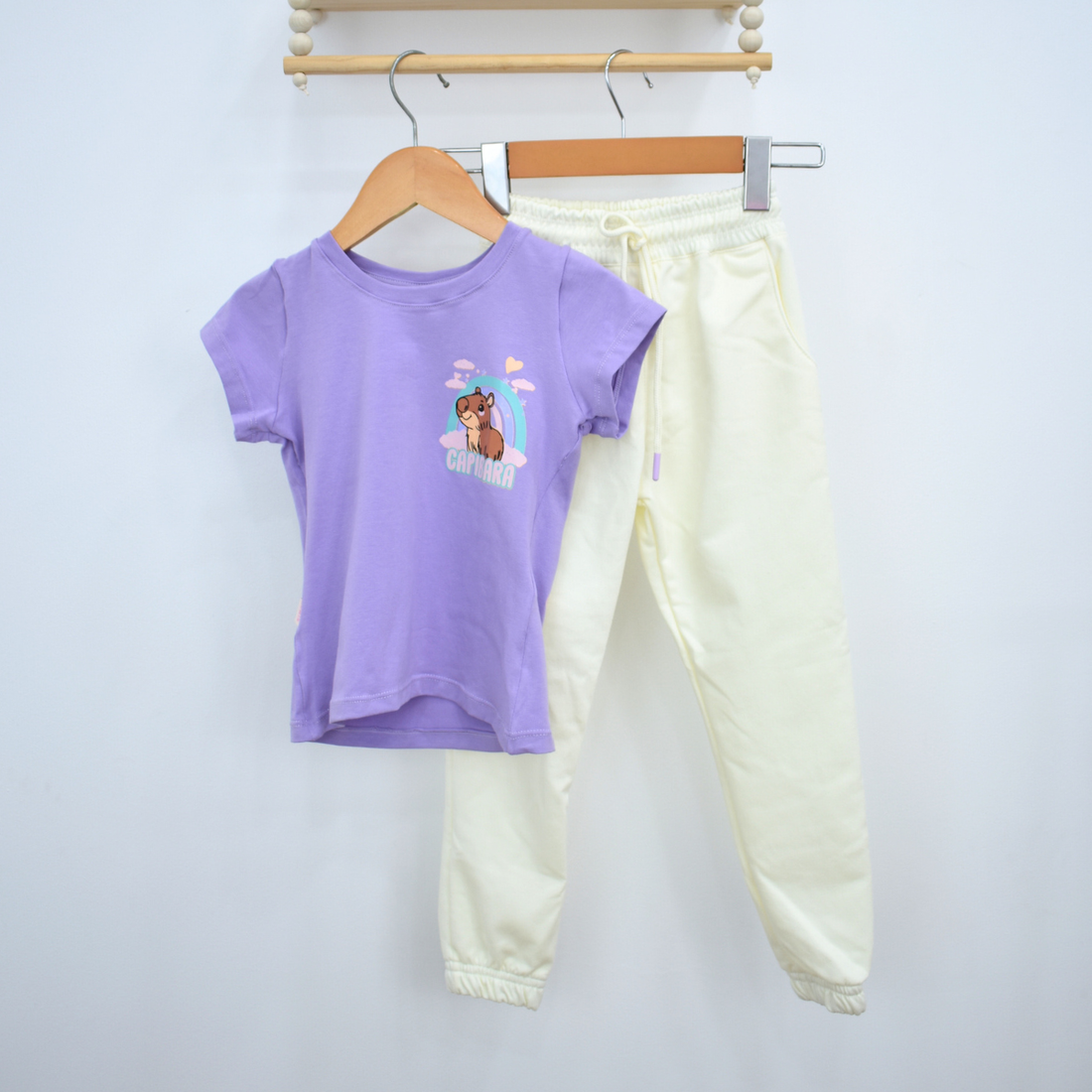 Conjunto Sudadera y Camiseta Estampada de Capibara