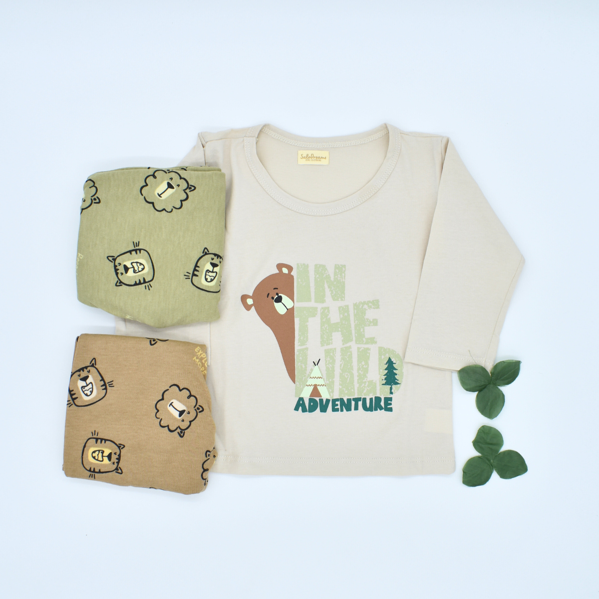 Pijama con Estampado “In The Wild Adventure” – Suave, cómoda y llena de ternura