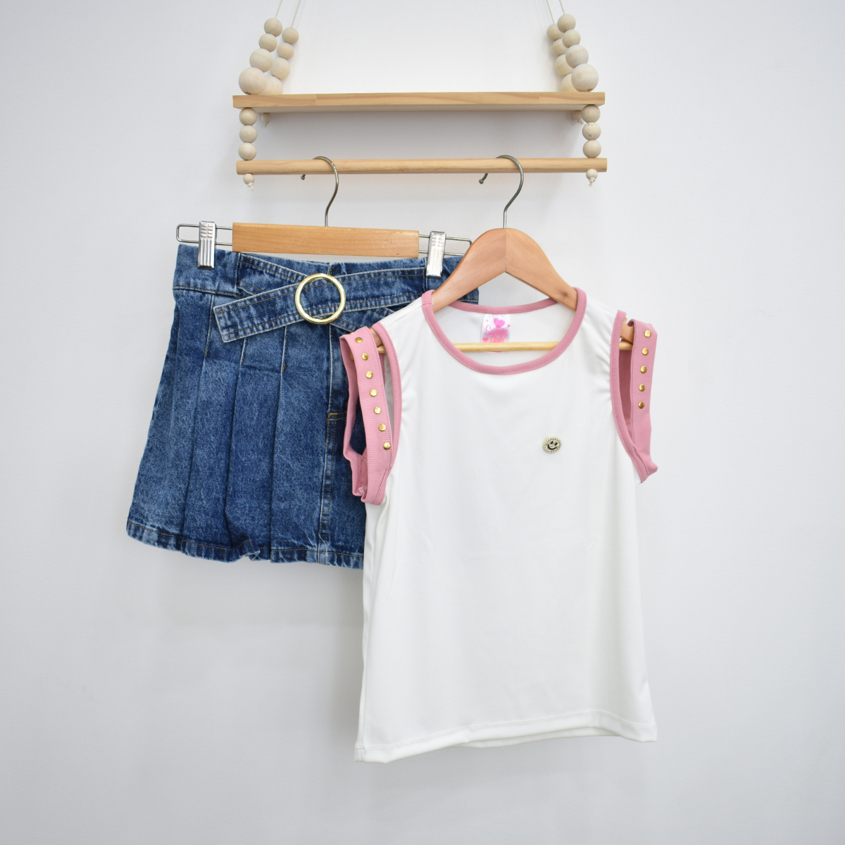 Conjunto Falda y Blusa con Detalles Modernos