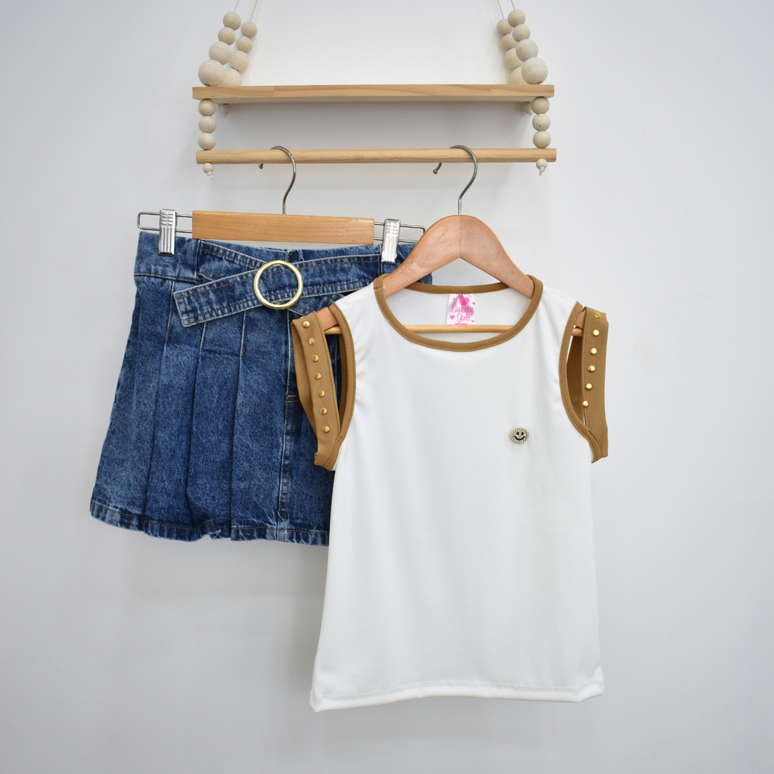 Conjunto Falda y Blusa con Detalles Modernos
