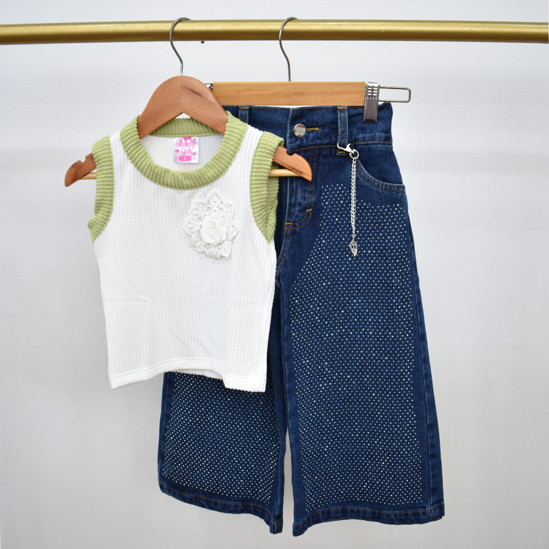 Conjunto con Blusa Tejida Aplique Floral y Jean