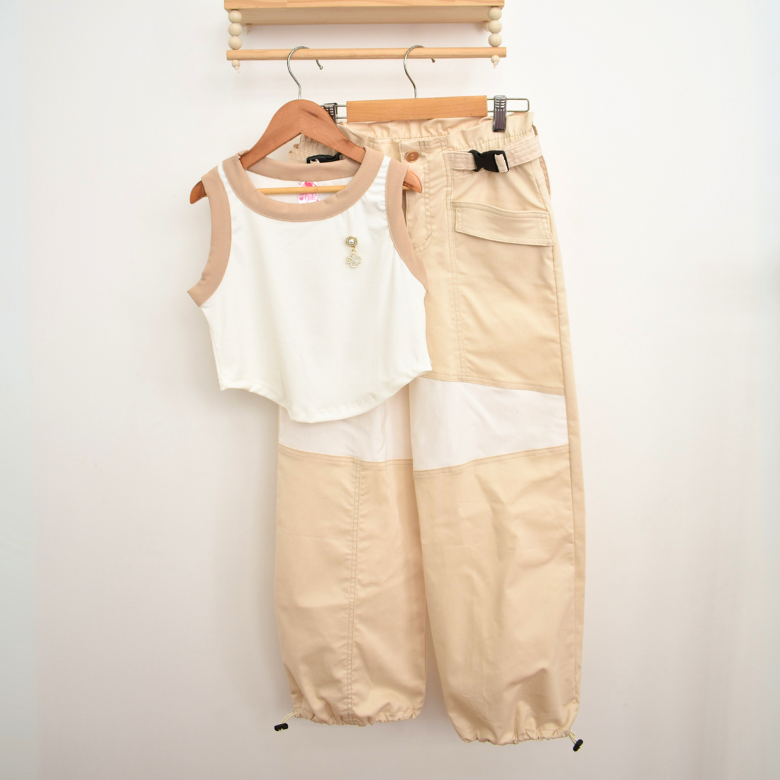 Conjunto con Pantalón Tipo Jogger  y Blusa sin Mangas