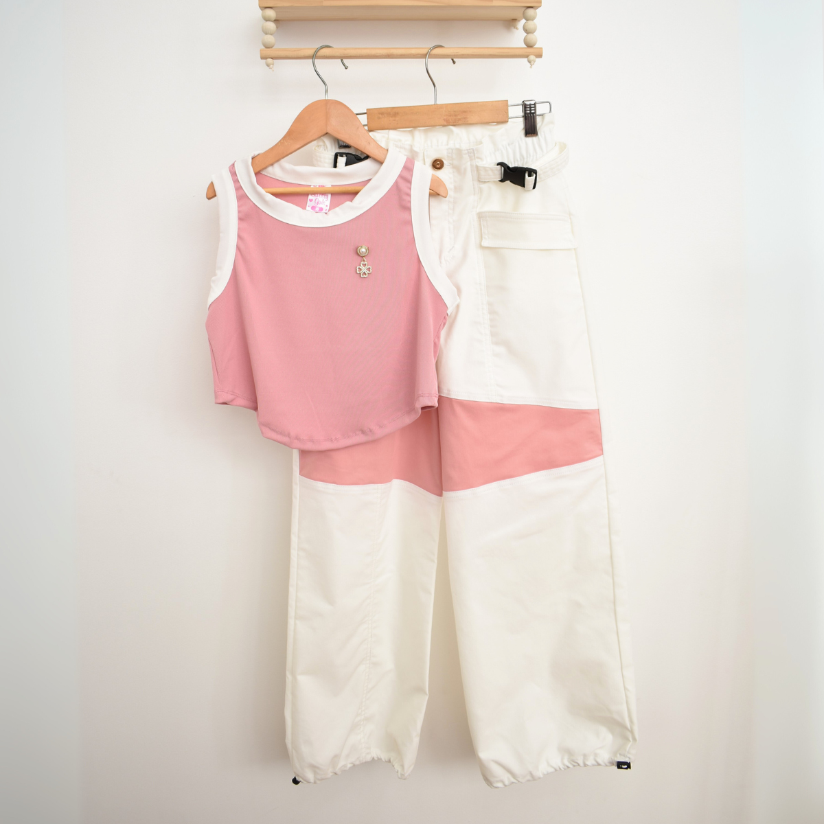 Conjunto con Pantalón Tipo Jogger  y Blusa sin Mangas