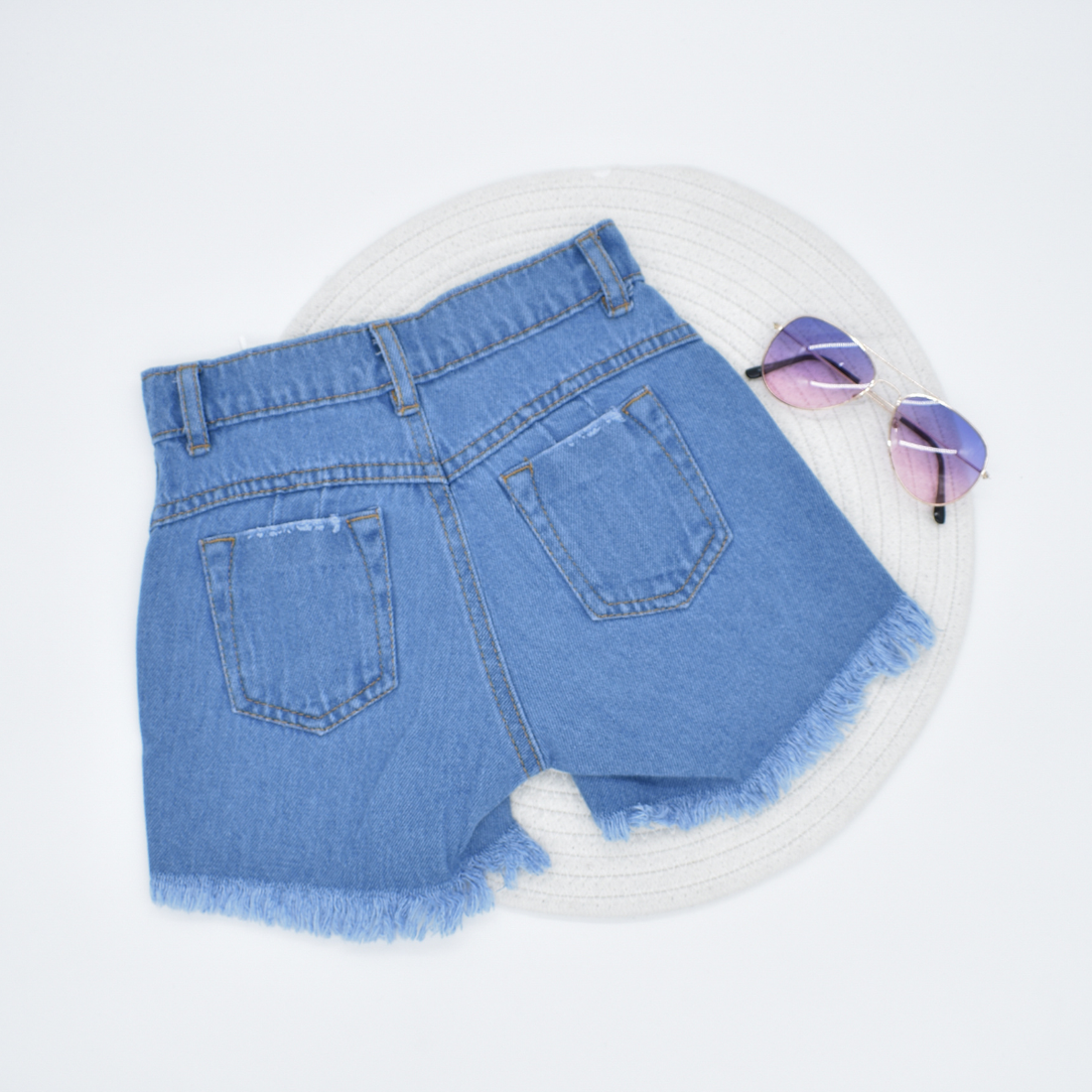 Short en Denim con Detalles Desgastados y Brillos