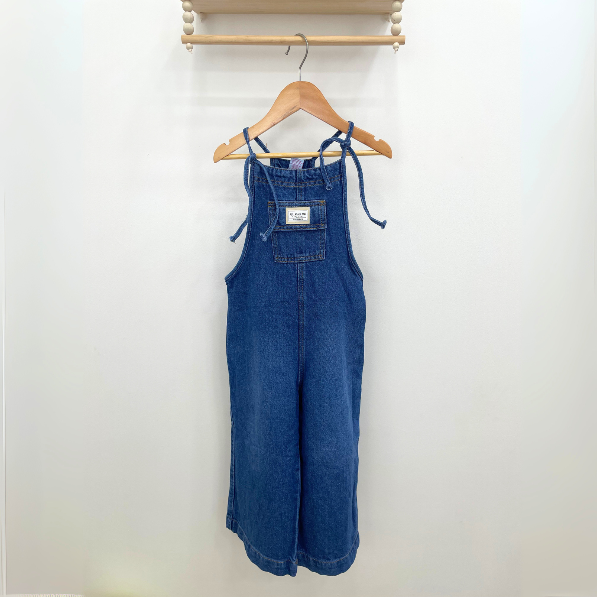 Jardín en Denim para Niña – Estilo Casual con Encanto