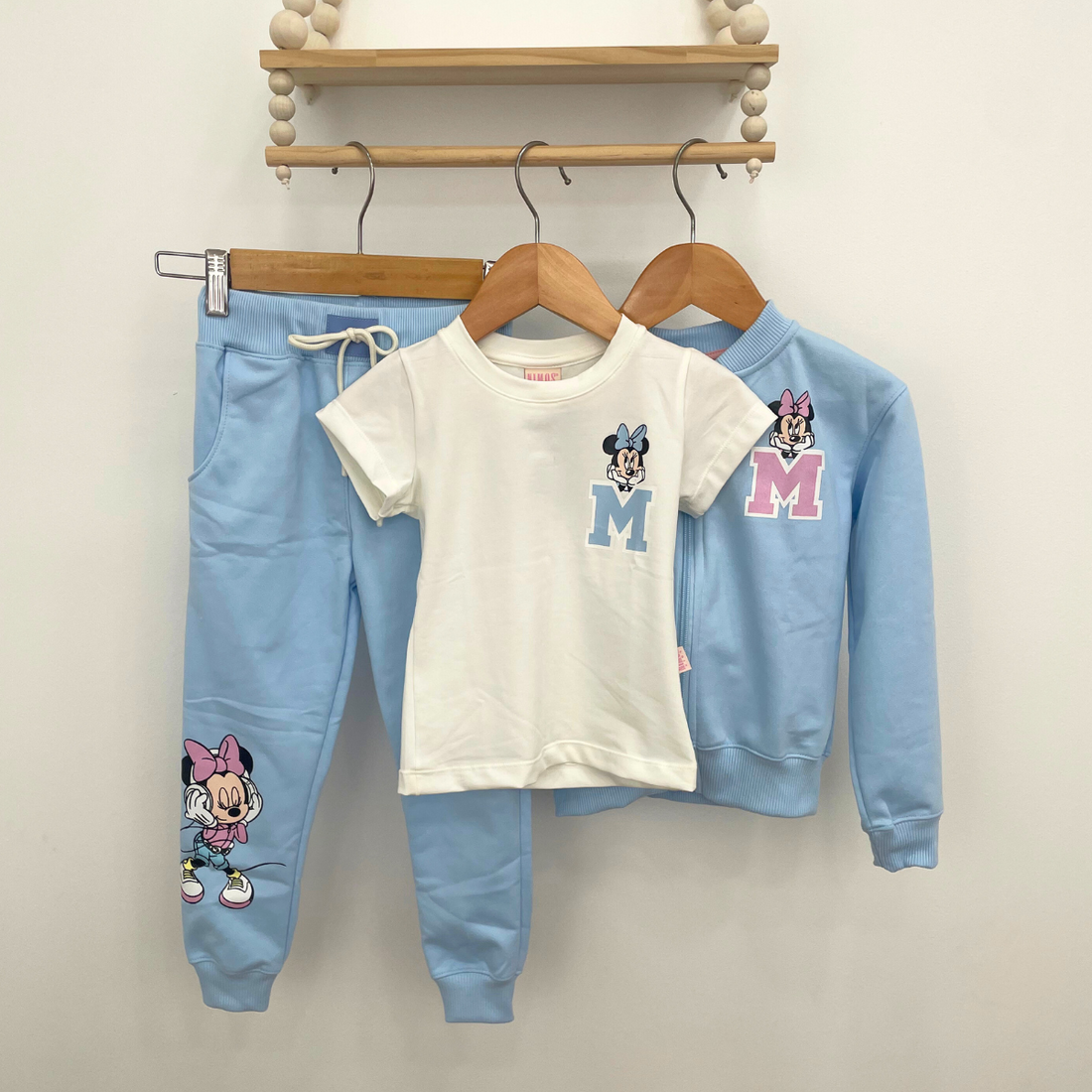 Conjunto Deportivo Minnie Mouse – Estilo y diversión en uno