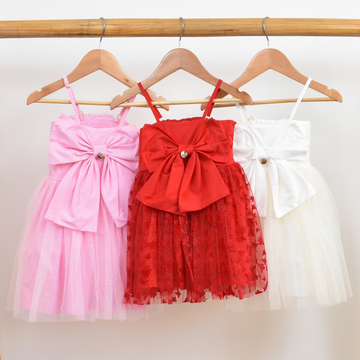 Vestido en Tull con Moño Frontal