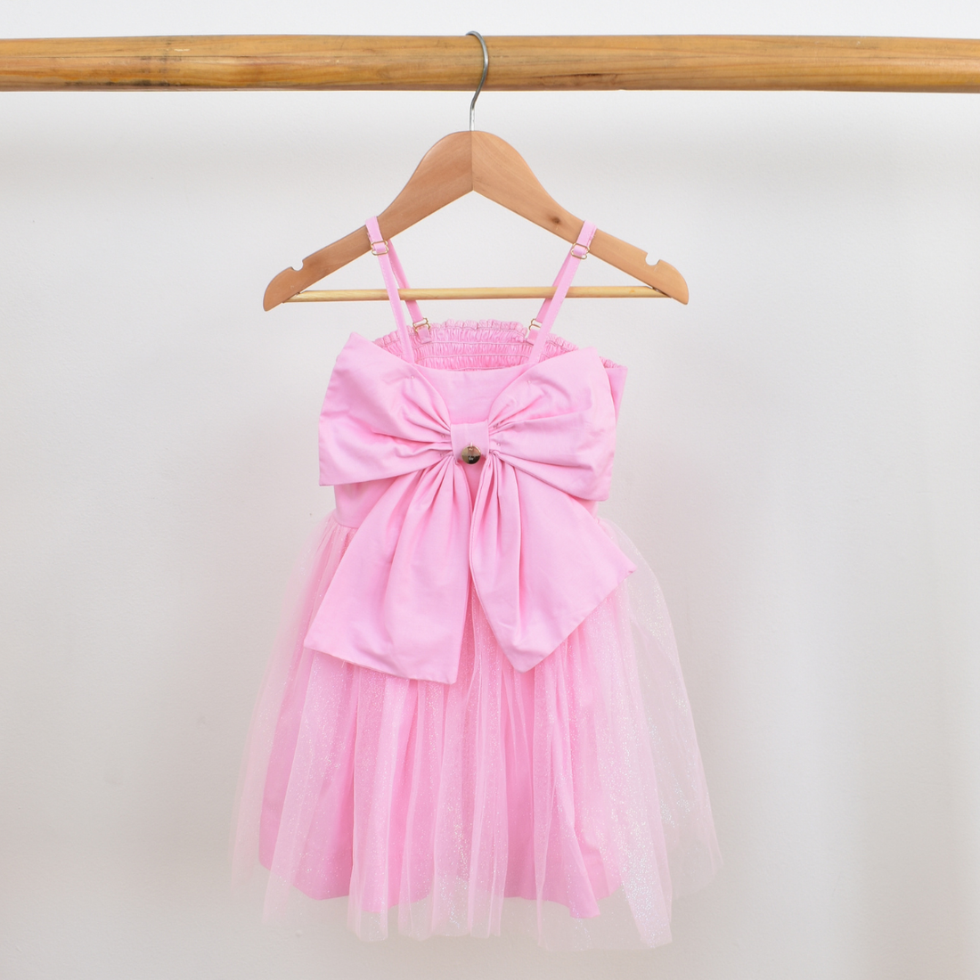 Vestido en Tull con Moño Frontal