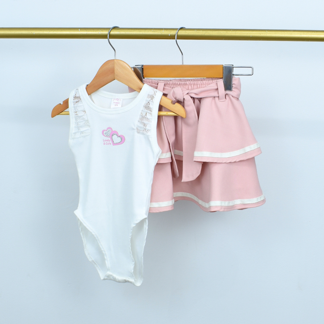 Conjunto de Body con Aplique y Falda con Boleros