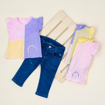 Conjunto de Blusa Arcoíris y Denim